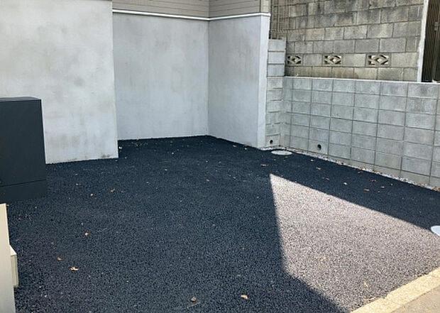 【駐車場】駐車場と明記されていても、最小スペースでつくられた駐車場だと大型車は駐車できなかったり、出入りしにくくなったりする可能性があります。お車のサイズと購入したい物件の駐車場のサイズを現地で確認しましょう。