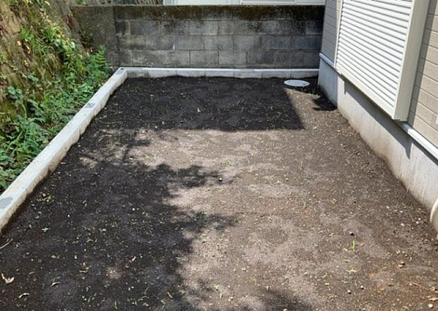 【庭】庭があることでガーデニングや家庭菜園はもちろん、こどもの遊び場やペットを放して遊ぶことができます。また、家の周囲に余裕があるということです。隣地との間があれば、十分な日当たりと、風通しが確保できます。