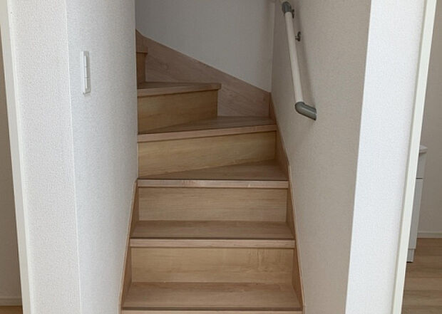 【内装】建物の上下階の通路である階段は、その位置によって動線や室内の印象が大きく左右されます。手摺にも重要な役割があり、転倒の防止・歩行や動作を円滑にして日常生活を支えることを主な目的として設置されています。