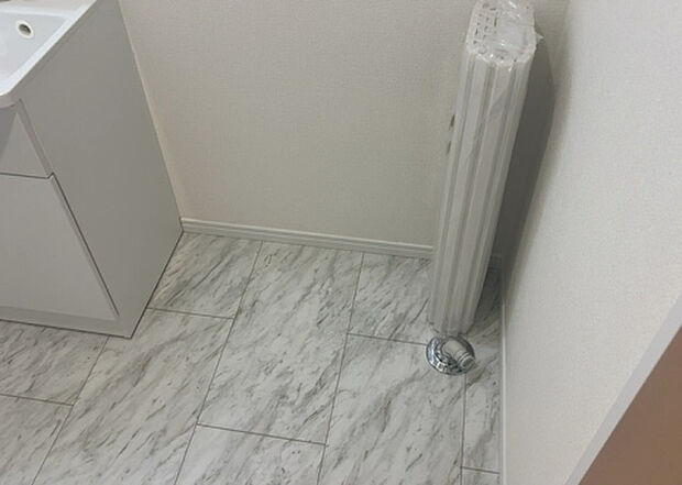 【ランドリースペース】ランドリースペースも気になります。洗濯機置場があり「洗う、干す、取り込む、アイロンがけ、たたむ」など、洗濯に関する家事をするための空間です。広さや収納など付帯設備も含めて、詳細は現地でご確認ください。