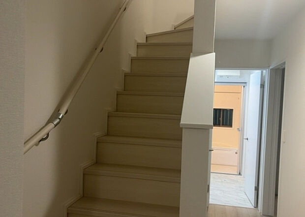 【内装】建物の上下階の通路である階段は、その位置によって動線や室内の印象が大きく左右されます。手摺にも重要な役割があり、転倒の防止・歩行や動作を円滑にして日常生活を支えることを主な目的として設置されています。
