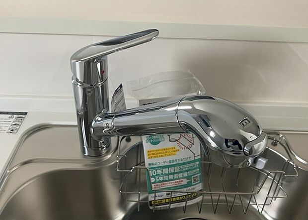 【キッチン水栓】キッチン水栓は、毎日必ず使うものだからこそ、使いやすさが重要です。シャワーヘッドの切り替えがスムーズか、吐水量が調節できるか、水しぶきが飛び散りにくい構造か、浄水機能が付いているかなど、日々の家事を快適にするための機能が数多くあります。また、デザインも多種多様なので、キッチン全体の雰囲気に合わせたものを選ぶことができます。