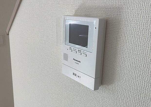 【ＴＶモニター付きインターホン】TVモニター付きインターホンは、来訪者の顔を確認できるだけでなく、音声でやり取りすることもできるため、セキュリティ面で安心できる設備です。モニター画面が大きく見やすいもの、夜間でも来訪者をしっかりと確認できるものなど、機能性を重視したいところです。