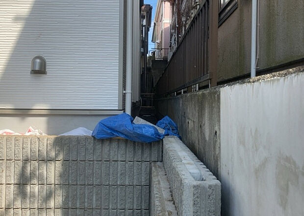 【庭】庭があることでガーデニングや家庭菜園はもちろん、こどもの遊び場やペットを放して遊ぶことができます。また、家の周囲に余裕があるということです。隣地との間があれば、十分な日当たりと、風通しが確保できます。