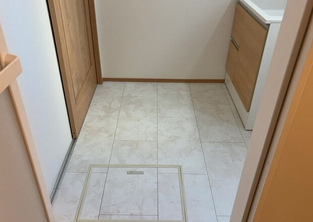 【脱衣場】多くの戸建て住宅で見かける洗面脱衣所は、洗面台と洗濯機が2畳ほどのスペースに並べられていて、洗面所が脱衣所を兼ね備えている間取りが一般的です。お客様が利用することもある、パブリックな空間でもあります。