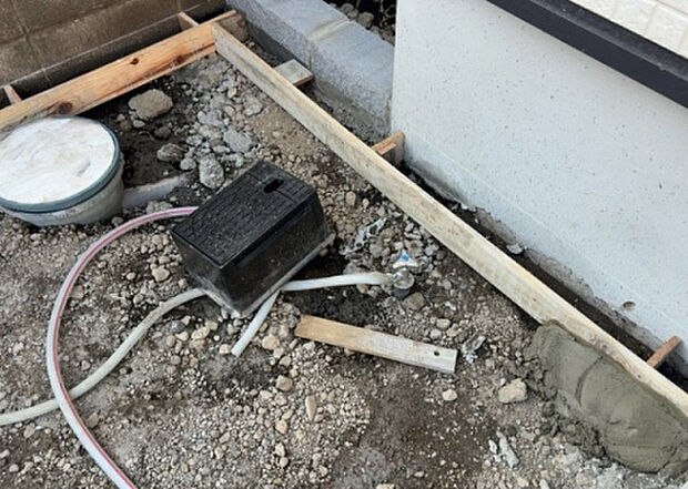 【その他設備】敷地内には、散水栓や立水栓があります。水道水を直接利用できるため、水を運ぶ手間を省くことが出来ます。大量の水を必要とする洗車作業や清掃などに役立ちます。その他設備とあわせて、現地でご確認ください。