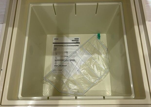 【キッチン床下収納】キッチン床下収納は、調理器具や食器などをスッキリと収納できる便利なスペースです。収納量が多いもの、引き出しがスムーズに開閉するものなど、使い勝手の良いものを選ぶことが大切です。また、湿気がこもりやすい場所なので、通気性の良いものを選ぶこともおすすめです。