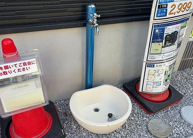 【外水栓】外水栓は、庭の水やりや洗車など、様々な用途に使える便利な設備です。ホースがしっかりと接続できるもの、水圧が安定しているものなど、使い勝手の良いものを選びましょう。また、凍結防止機能が付いているものなら、冬場でも安心して使用できます。