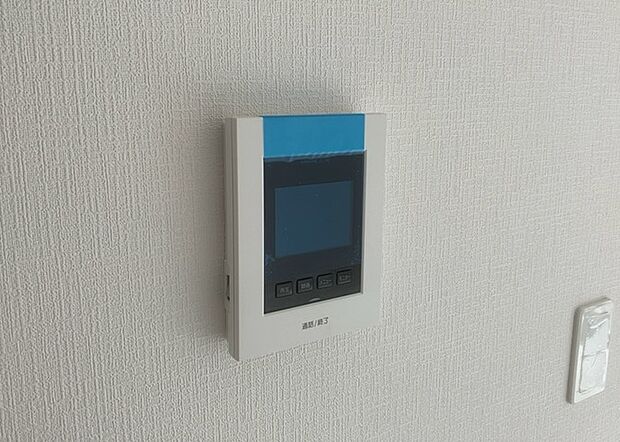 【ＴＶモニター付きインターホン】TVモニター付きインターホンは、来訪者の顔を確認できるだけでなく、音声でやり取りすることもできるため、セキュリティ面で安心できる設備です。モニター画面が大きく見やすいもの、夜間でも来訪者をしっかりと確認できるものなど、機能性を重視したいところです。