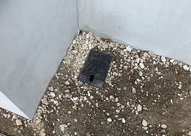 【外水栓】外水栓は、庭の水やりや洗車など、様々な用途に使える便利な設備です。ホースがしっかりと接続できるもの、水圧が安定しているものなど、使い勝手の良いものを選びましょう。また、凍結防止機能が付いているものなら、冬場でも安心して使用できます。