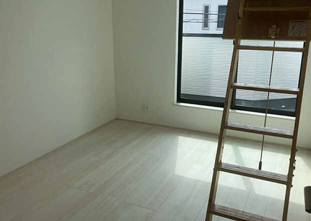 【洋室】洋室のメリットは重い家具が置きやすく、身の回りが整理しやすいことです。 床がフローリングのため畳とは異なり凹みにくいです。 クローゼットなど収納が豊富で、普段使わない旅行カバンや服の整頓も簡単にです。