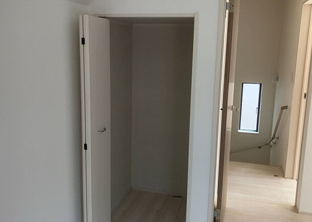 【ウォークインクローゼット】ウォークインクローゼットがあれば、クローゼット内でコーディネートが完成できますし、季節の変わり目に行う衣替えの手間も省けます。また、スーツケースなど大きいものもしまうことができ使い勝手がよいです。