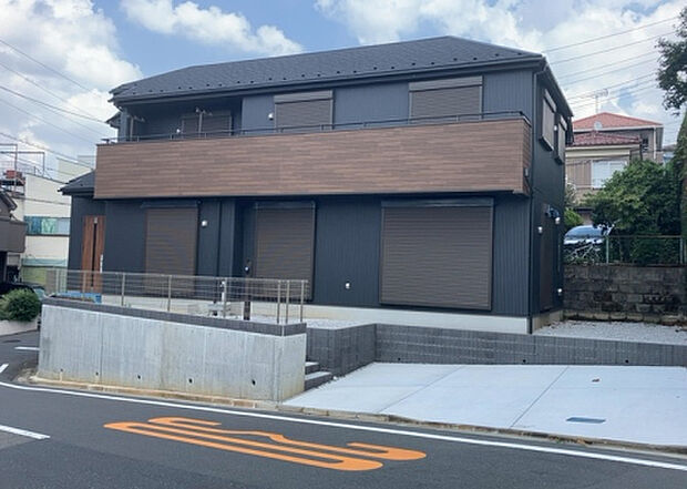 【前面道路含む現地写真_2】お持ちの車種によっては前面道路が広い方が便利でしょう。しかし、前面道路が広ければその分交通量が多くなるため、騒音などが気になる場合があります。実際に現地を見学し、周辺交通量や騒音などを確認しましょう！