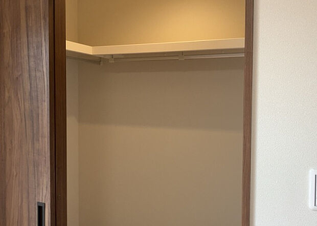 【ウォークインクローゼット】ウォークインクローゼットがあれば、クローゼット内でコーディネートが完成できますし、季節の変わり目に行う衣替えの手間も省けます。また、スーツケースなど大きいものもしまうことができ使い勝手がよいです。