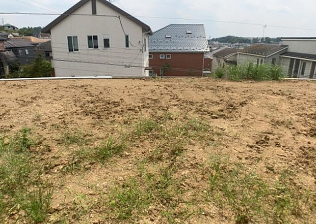 【玄関_2】玄関は、狭すぎると複数人で使いにくく、広すぎても無駄な空間になりがちです。最低2畳を目安にして、家の広さとの兼ね合いや家族の人数を考慮して決めるとよいでしょう。現地を見学して快適な玄関を選びましょう！