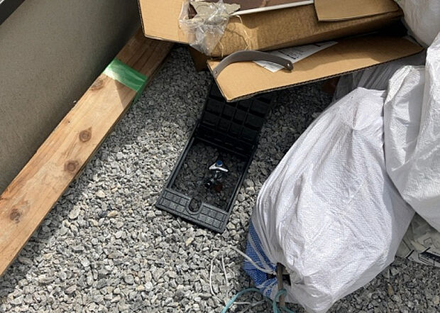 【その他設備】敷地内には、散水栓や立水栓があります。水道水を直接利用できるため、水を運ぶ手間を省くことが出来ます。大量の水を必要とする洗車作業や清掃などに役立ちます。その他設備とあわせて、現地でご確認ください。