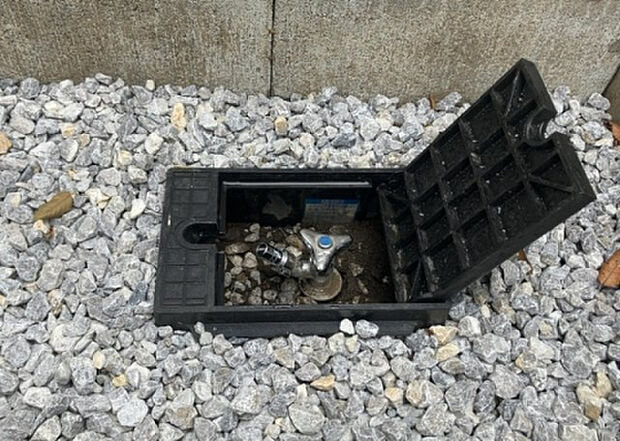 【その他設備】敷地内には、散水栓や立水栓があります。水道水を直接利用できるため、水を運ぶ手間を省くことが出来ます。大量の水を必要とする洗車作業や清掃などに役立ちます。その他設備とあわせて、現地でご確認ください。