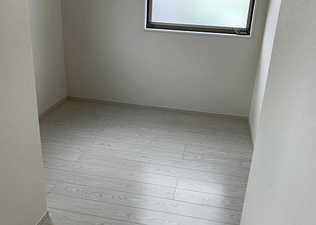 【洋室】洋室のメリットは重い家具が置きやすく、身の回りが整理しやすいことです。 床がフローリングのため畳とは異なり凹みにくいです。 クローゼットなど収納が豊富で、普段使わない旅行カバンや服の整頓も簡単にです。