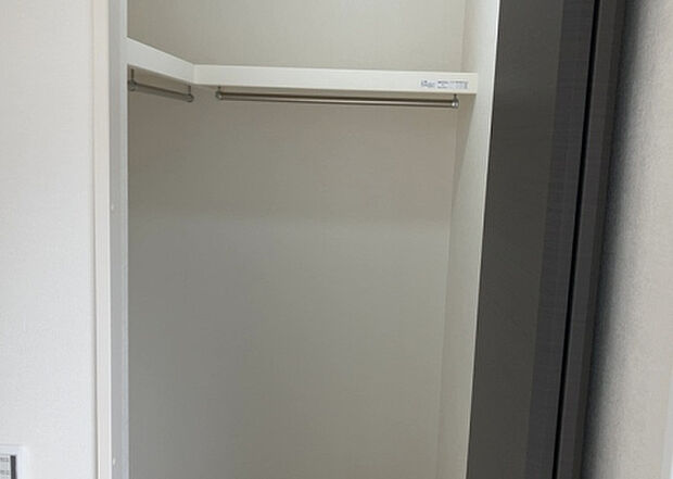 【ウォークインクローゼット】ウォークインクローゼットがあれば、クローゼット内でコーディネートが完成できますし、季節の変わり目に行う衣替えの手間も省けます。また、スーツケースなど大きいものもしまうことができ使い勝手がよいです。