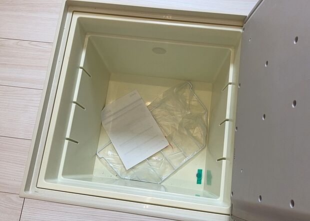 【キッチン床下収納】キッチン床下収納は、調理器具や食器などをスッキリと収納できる便利なスペースです。収納量が多いもの、引き出しがスムーズに開閉するものなど、使い勝手の良いものを選ぶことが大切です。また、湿気がこもりやすい場所なので、通気性の良いものを選ぶこともおすすめです。