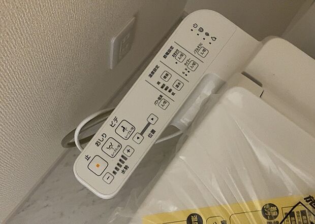 【ウォシュレット(リモコン)】ウォシュレットは、衛生面だけでなく、快適性も向上させる便利な設備です。洗浄機能の種類や水温調節機能など、様々な機能が付いたものが多くあります。リモコンも、操作が簡単で、使いやすいものを選びましょう。