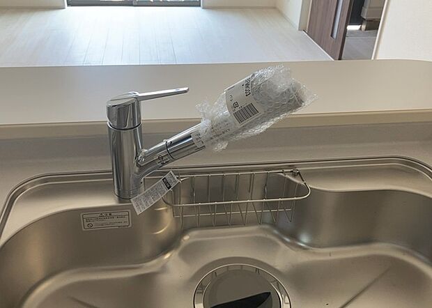 【キッチン水栓】キッチン水栓は、毎日必ず使うものだからこそ、使いやすさが重要です。シャワーヘッドの切り替えがスムーズか、吐水量が調節できるか、水しぶきが飛び散りにくい構造か、浄水機能が付いているかなど、日々の家事を快適にするための機能が数多くあります。また、デザインも多種多様なので、キッチン全体の雰囲気に合わせたものを選ぶことができます。