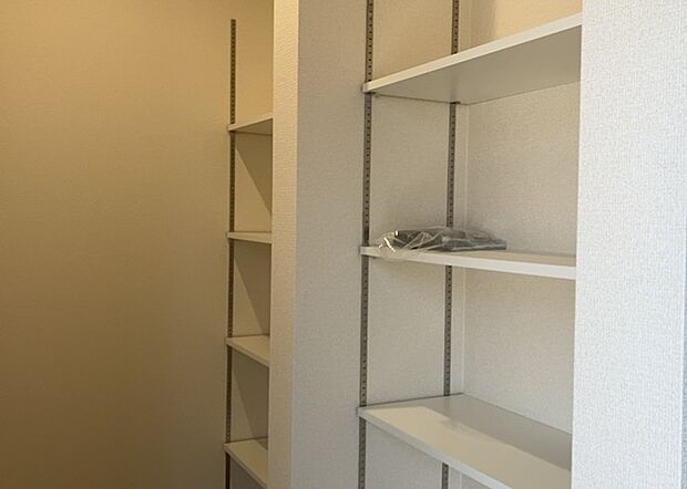 【玄関収納】玄関収納は、靴や傘、コートなどをスッキリと収納できるだけでなく、来客時に見せる顔となるため、家の顔とも言えます。収納量だけでなく、デザイン性も重視したいところです。ミラー付きの収納であれば、外出前の身だしなみチェックにも便利です。