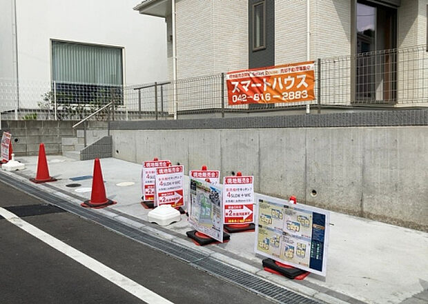 【駐車場】駐車場と明記されていても、最小スペースでつくられた駐車場だと大型車は駐車できなかったり、出入りしにくくなったりする可能性があります。お車のサイズと購入したい物件の駐車場のサイズを現地で確認しましょう。