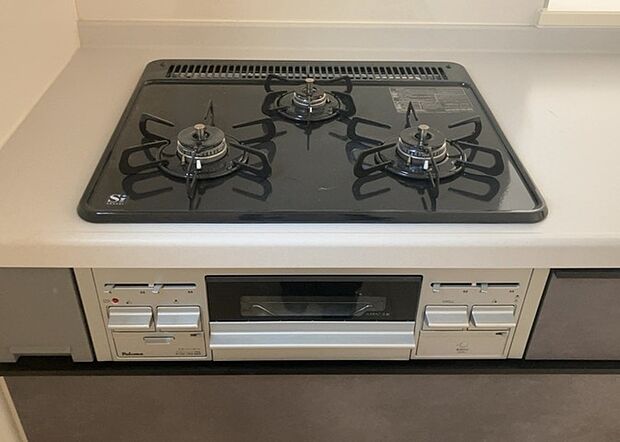 【キッチンコンロ】キッチンコンロは、料理の質を大きく左右する重要な設備です。火力調整のしやすさ、グリル機能の有無、安全装置の充実度など、選ぶポイントがたくさんあります。特に、IHクッキングヒーターは、お手入れのしやすさや安全性が高く、近年人気が高まっています。