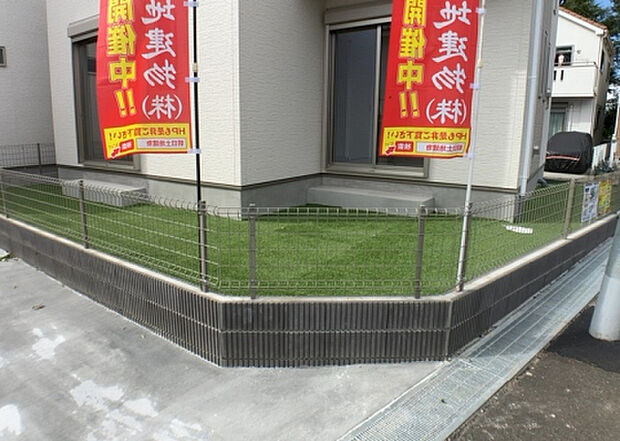 【庭】庭があることでガーデニングや家庭菜園はもちろん、こどもの遊び場やペットを放して遊ぶことができます。また、家の周囲に余裕があるということです。隣地との間があれば、十分な日当たりと、風通しが確保できます。