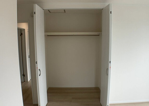 【ウォークインクローゼット】ウォークインクローゼットがあれば、クローゼット内でコーディネートが完成できますし、季節の変わり目に行う衣替えの手間も省けます。また、スーツケースなど大きいものもしまうことができ使い勝手がよいです。