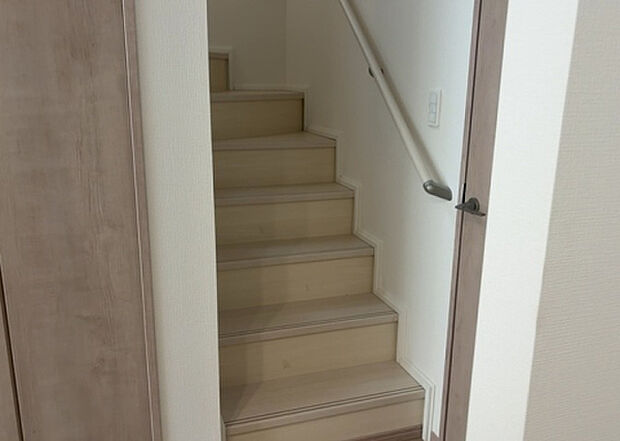 【内装】建物の上下階の通路である階段は、その位置によって動線や室内の印象が大きく左右されます。手摺にも重要な役割があり、転倒の防止・歩行や動作を円滑にして日常生活を支えることを主な目的として設置されています。