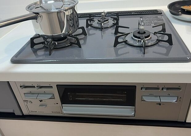 【キッチンコンロ】キッチンコンロは、料理の質を大きく左右する重要な設備です。火力調整のしやすさ、グリル機能の有無、安全装置の充実度など、選ぶポイントがたくさんあります。特に、IHクッキングヒーターは、お手入れのしやすさや安全性が高く、近年人気が高まっています。