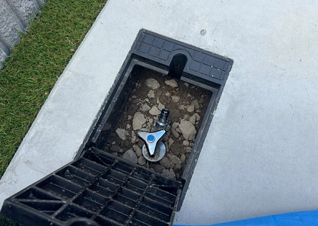 【その他設備】敷地内には、散水栓や立水栓があります。水道水を直接利用できるため、水を運ぶ手間を省くことが出来ます。大量の水を必要とする洗車作業や清掃などに役立ちます。その他設備とあわせて、現地でご確認ください。