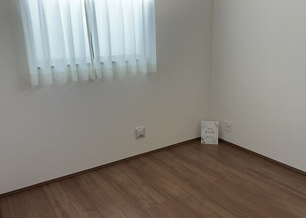 【洋室】洋室のメリットは重い家具が置きやすく、身の回りが整理しやすいことです。 床がフローリングのため畳とは異なり凹みにくいです。 クローゼットなど収納が豊富で、普段使わない旅行カバンや服の整頓も簡単にです。