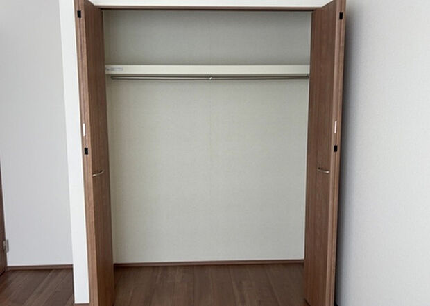 【ウォークインクローゼット】ウォークインクローゼットがあれば、クローゼット内でコーディネートが完成できますし、季節の変わり目に行う衣替えの手間も省けます。また、スーツケースなど大きいものもしまうことができ使い勝手がよいです。