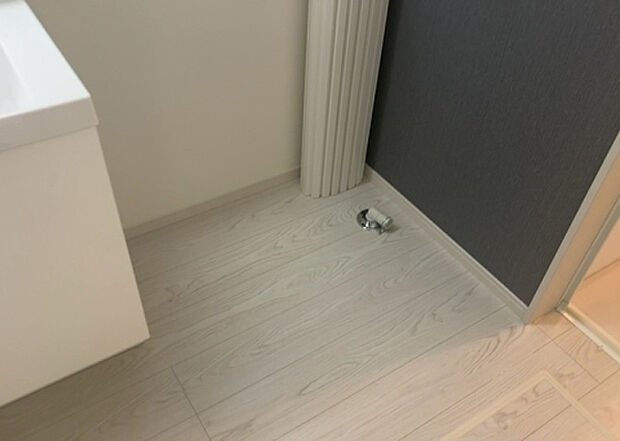 【ランドリースペース】ランドリースペースも気になります。洗濯機置場があり「洗う、干す、取り込む、アイロンがけ、たたむ」など、洗濯に関する家事をするための空間です。広さや収納など付帯設備も含めて、詳細は現地でご確認ください。