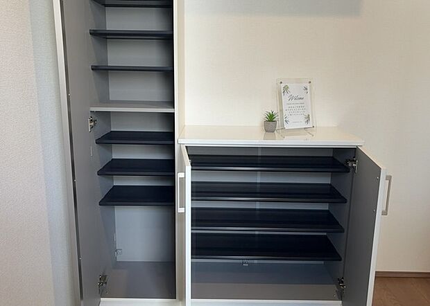 【玄関収納】玄関収納は、靴や傘、コートなどをスッキリと収納できるだけでなく、来客時に見せる顔となるため、家の顔とも言えます。収納量だけでなく、デザイン性も重視したいところです。ミラー付きの収納であれば、外出前の身だしなみチェックにも便利です。