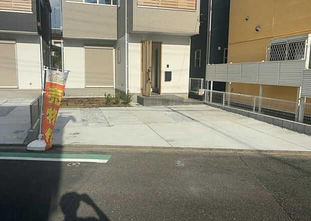 【庭】庭があることでガーデニングや家庭菜園はもちろん、こどもの遊び場やペットを放して遊ぶことができます。また、家の周囲に余裕があるということです。隣地との間があれば、十分な日当たりと、風通しが確保できます。