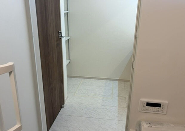 【脱衣場】多くの戸建て住宅で見かける洗面脱衣所は、洗面台と洗濯機が2畳ほどのスペースに並べられていて、洗面所が脱衣所を兼ね備えている間取りが一般的です。お客様が利用することもある、パブリックな空間でもあります。