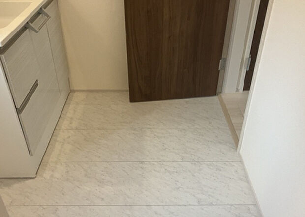 【脱衣場】多くの戸建て住宅で見かける洗面脱衣所は、洗面台と洗濯機が2畳ほどのスペースに並べられていて、洗面所が脱衣所を兼ね備えている間取りが一般的です。お客様が利用することもある、パブリックな空間でもあります。