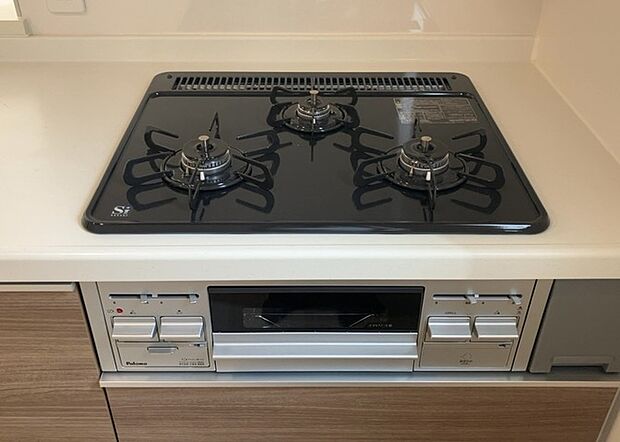 【キッチンコンロ】キッチンコンロは、料理の質を大きく左右する重要な設備です。火力調整のしやすさ、グリル機能の有無、安全装置の充実度など、選ぶポイントがたくさんあります。特に、IHクッキングヒーターは、お手入れのしやすさや安全性が高く、近年人気が高まっています。