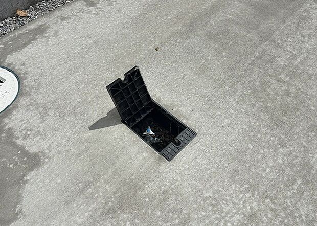 【外水栓】外水栓は、庭の水やりや洗車など、様々な用途に使える便利な設備です。ホースがしっかりと接続できるもの、水圧が安定しているものなど、使い勝手の良いものを選びましょう。また、凍結防止機能が付いているものなら、冬場でも安心して使用できます。