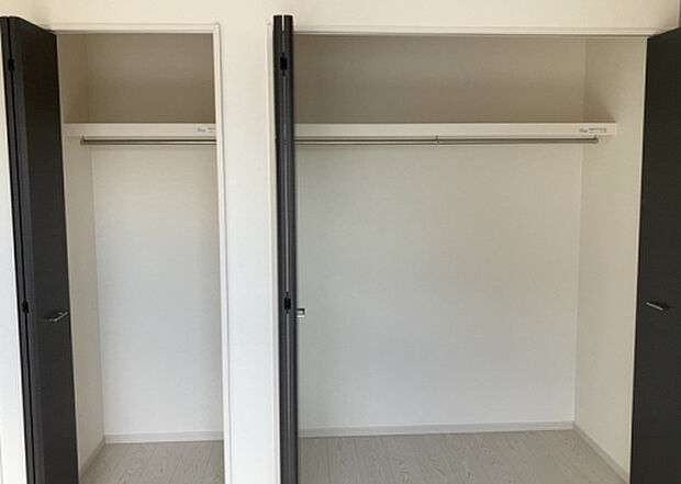 【ウォークインクローゼット】ウォークインクローゼットがあれば、クローゼット内でコーディネートが完成できますし、季節の変わり目に行う衣替えの手間も省けます。また、スーツケースなど大きいものもしまうことができ使い勝手がよいです。