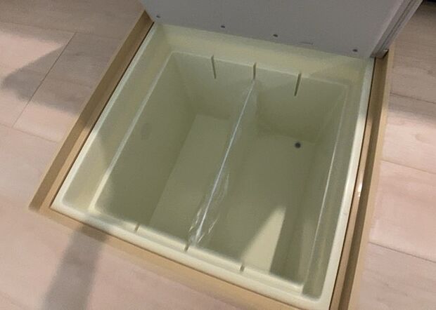 【キッチン床下収納】キッチン床下収納は、調理器具や食器などをスッキリと収納できる便利なスペースです。収納量が多いもの、引き出しがスムーズに開閉するものなど、使い勝手の良いものを選ぶことが大切です。また、湿気がこもりやすい場所なので、通気性の良いものを選ぶこともおすすめです。