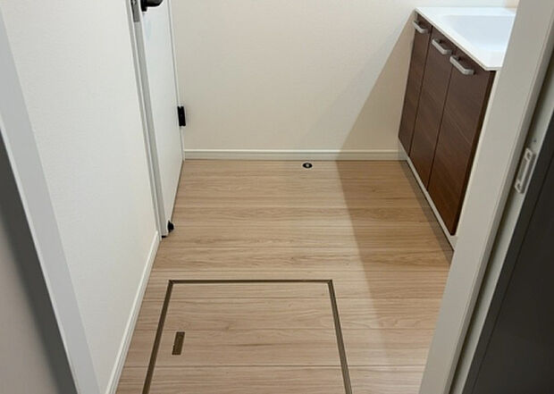 【脱衣場】多くの戸建て住宅で見かける洗面脱衣所は、洗面台と洗濯機が2畳ほどのスペースに並べられていて、洗面所が脱衣所を兼ね備えている間取りが一般的です。お客様が利用することもある、パブリックな空間でもあります。