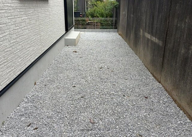 【庭】庭があることでガーデニングや家庭菜園はもちろん、こどもの遊び場やペットを放して遊ぶことができます。また、家の周囲に余裕があるということです。隣地との間があれば、十分な日当たりと、風通しが確保できます。