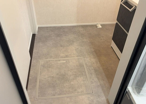 【脱衣場】多くの戸建て住宅で見かける洗面脱衣所は、洗面台と洗濯機が2畳ほどのスペースに並べられていて、洗面所が脱衣所を兼ね備えている間取りが一般的です。お客様が利用することもある、パブリックな空間でもあります。