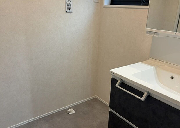 【ランドリースペース】ランドリースペースも気になります。洗濯機置場があり「洗う、干す、取り込む、アイロンがけ、たたむ」など、洗濯に関する家事をするための空間です。広さや収納など付帯設備も含めて、詳細は現地でご確認ください。