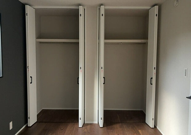 【ウォークインクローゼット】ウォークインクローゼットがあれば、クローゼット内でコーディネートが完成できますし、季節の変わり目に行う衣替えの手間も省けます。また、スーツケースなど大きいものもしまうことができ使い勝手がよいです。